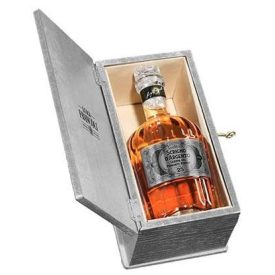   Francoli Scrigno d Argento Grappa 25 mesi, 40% fa dd.(ezüst színű)