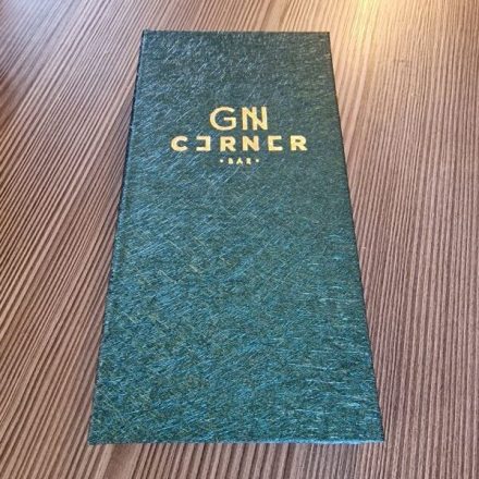 FIZETTETŐ DOBOZ, FEKETE SZÍNŰ MŰBŐRREL BEVONVA,, ARANY NYOMATTAL, 11x22 CM (másolat)