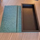 FIZETTETŐ DOBOZ, FEKETE SZÍNŰ MŰBŐRREL BEVONVA,, ARANY NYOMATTAL, 11x22 CM (másolat)