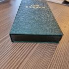 FIZETTETŐ DOBOZ, FEKETE SZÍNŰ MŰBŐRREL BEVONVA,, ARANY NYOMATTAL, 11x22 CM (másolat)