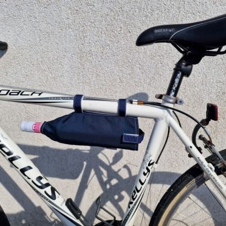 KERÉKPÁROS BORTÁSKA, SÖTÉTKÉK VÁSZON, AZONOS SZÍNŰ SZEGÉLLYEL ÉS LEZÁRÓVAL