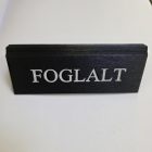 FEKETE HOSSZANTI SZÁLAS MŰBŐR FOGLALT TÁBLA FEHÉR NYOMATTAL, KICSI