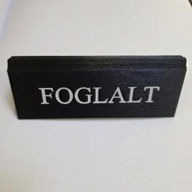   FEKETE HOSSZANTI SZÁLAS MŰBŐR FOGLALT TÁBLA FEHÉR NYOMATTAL, KICSI