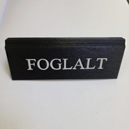 FEKETE HOSSZANTI SZÁLAS MŰBŐR FOGLALT TÁBLA FEHÉR NYOMATTAL, KICSI
