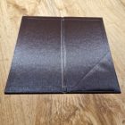 Logózható műbőr számlatartó, sötétbarna színű, csáró, hosszanti szálas