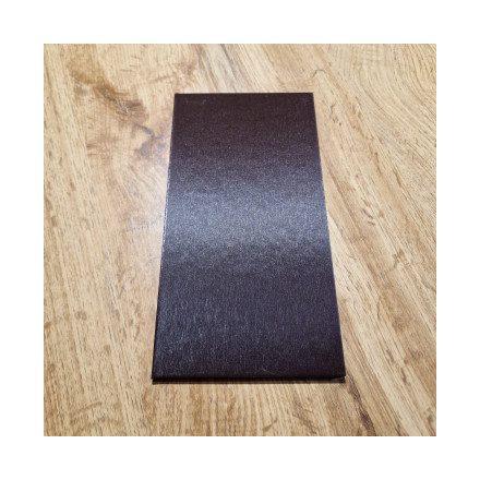 Logózható műbőr számlatartó, sötétbarna színű, csáró, hosszanti szálas