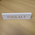 FEHÉR SZÍNŰ FOGLALT TÁBLA ARANY FELIRATTAL, NAGY