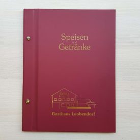   KLASSZIKUS CSAVAROS ÉTLAPTARTÓ BORDÓ MŰBŐR, LOGÓNYOMÁSSAL, 8 DARAB FÓLIÁVAL, A4 MÉRET