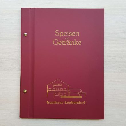 KLASSZIKUS CSAVAROS ÉTLAPTARTÓ BORDÓ MŰBŐR, LOGÓNYOMÁSSAL, 5 DARAB FÓLIÁVAL, A4 MÉRET