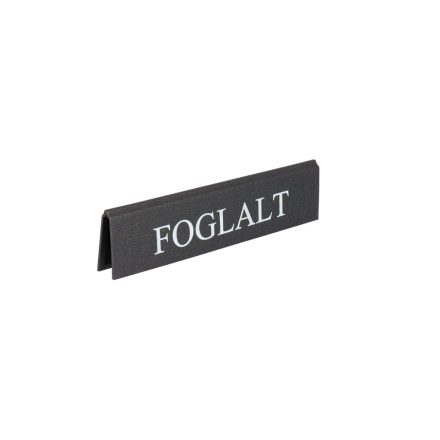 EZÜSTSZÜRKE SZÍNŰ FOGLALT TÁBLA, FEHÉR FELIRATTAL, NAGY