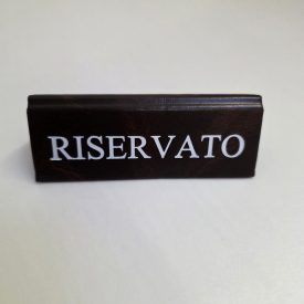   RISERVATO foglalt tábla, sötétbarna műbőr, fehér felirattal, kicsi
