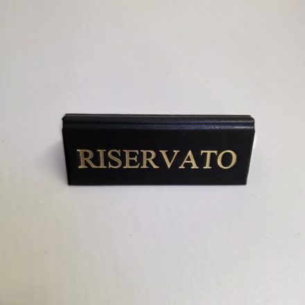 RISERVATO foglalt tábla, fekete műbőr, arany felirattal, kicsi