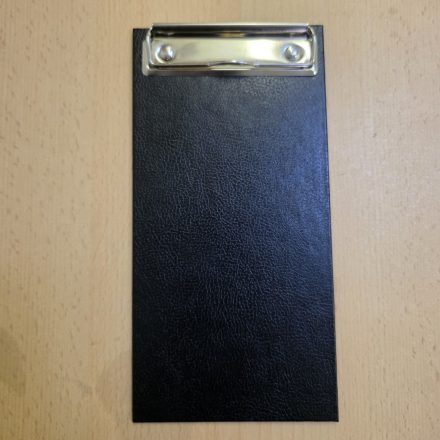 Csipeszes számlatartó tábla, fekete műbőr, 22x11 cm